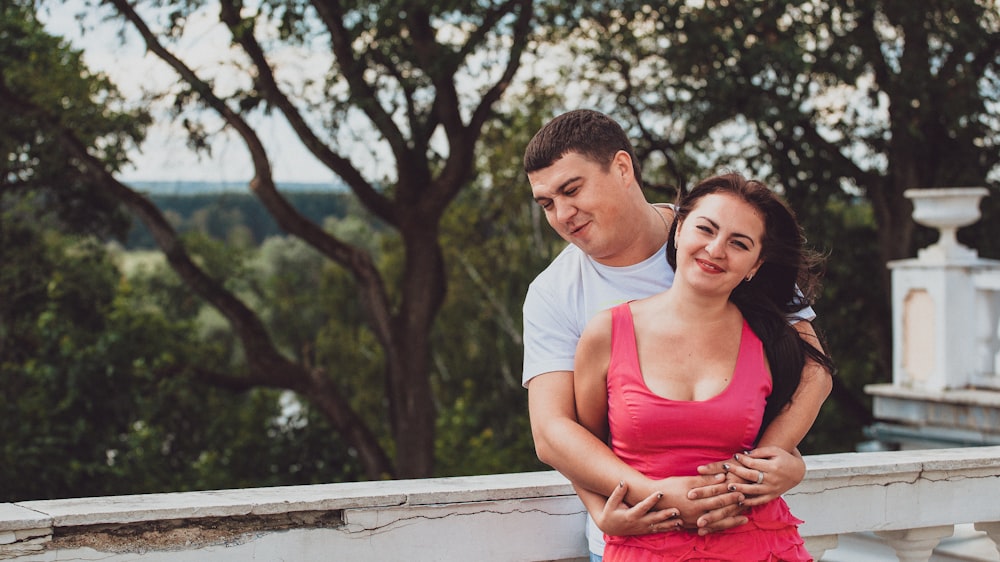 Un uomo e una donna in posa per una foto