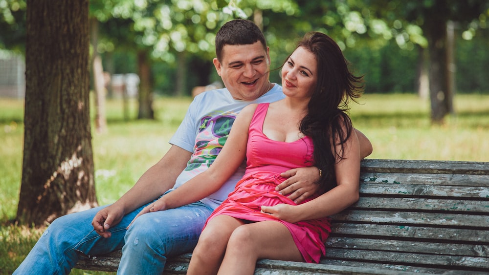 un homme et une femme assis sur un banc