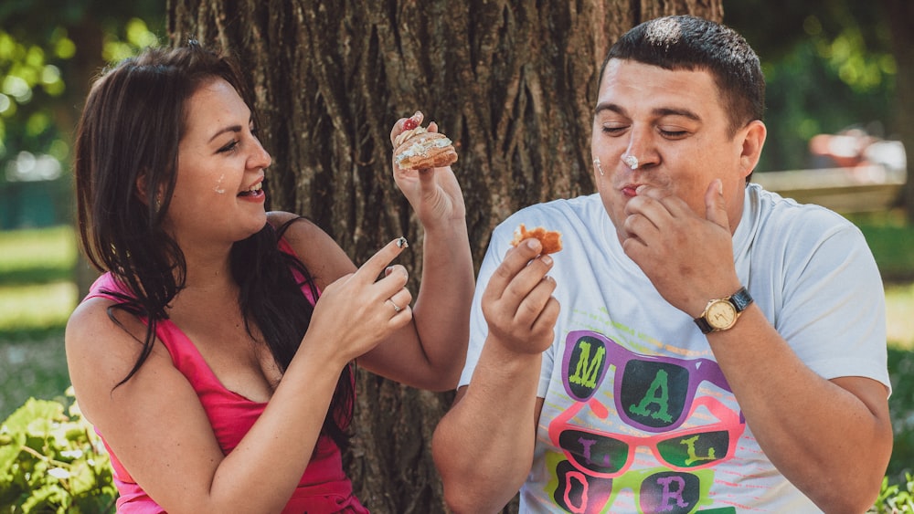 Un uomo e una donna che mangiano il gelato