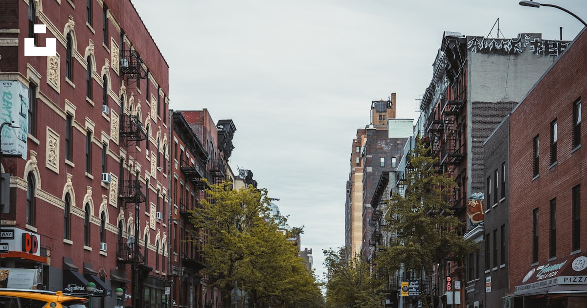 Une rue animée avec des voitures et des gens photo – Photo Soho ...