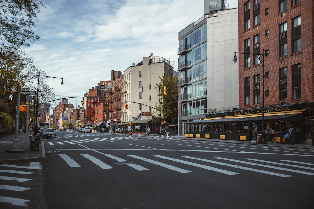 uma rua com edifícios de ambos os lados