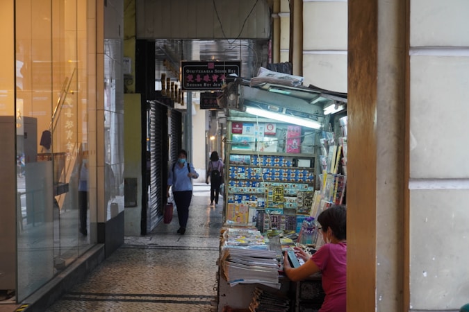 Exploring Non-Mainstream News Coverage