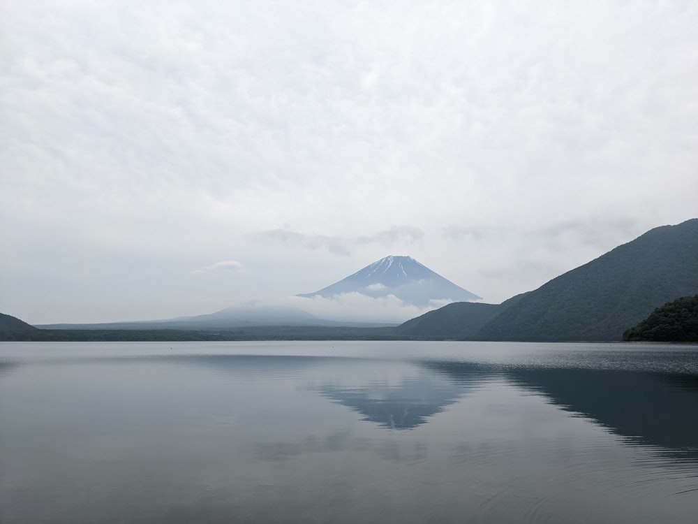 Uno specchio d'acqua con le montagne sullo sfondo