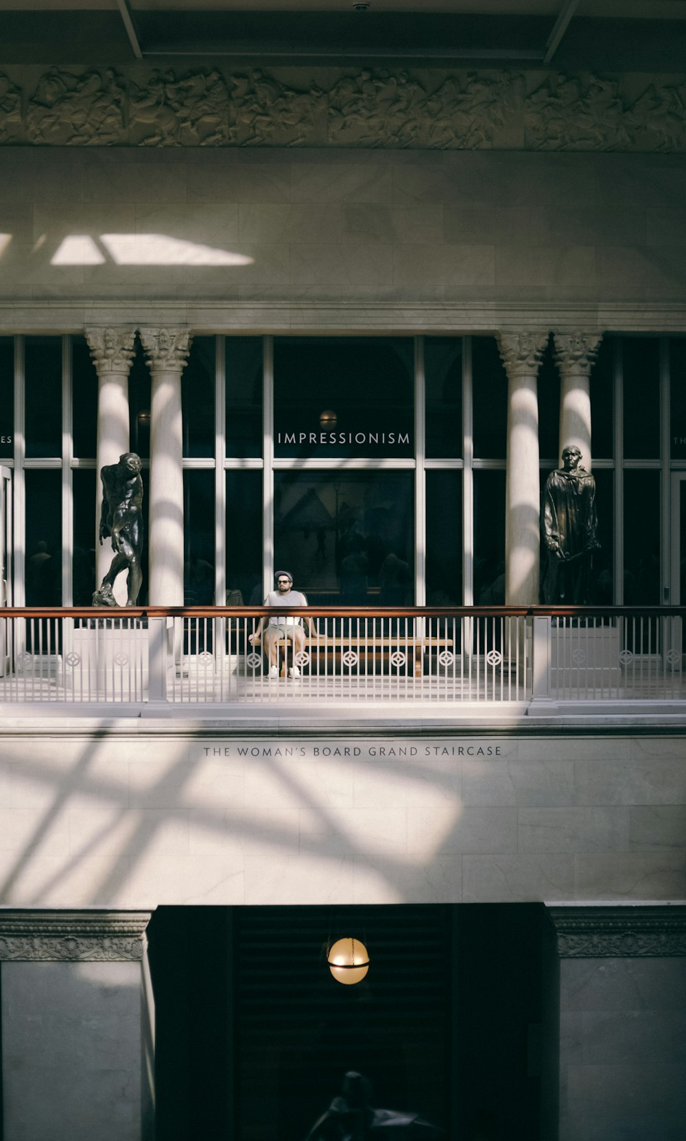 une personne debout sur un balcon