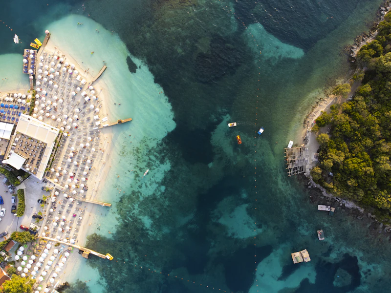 Turquoise water en stranden met kleine eilandjes bij Ksamil, Albanië
