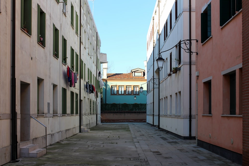 Una calle con edificios a ambos lados