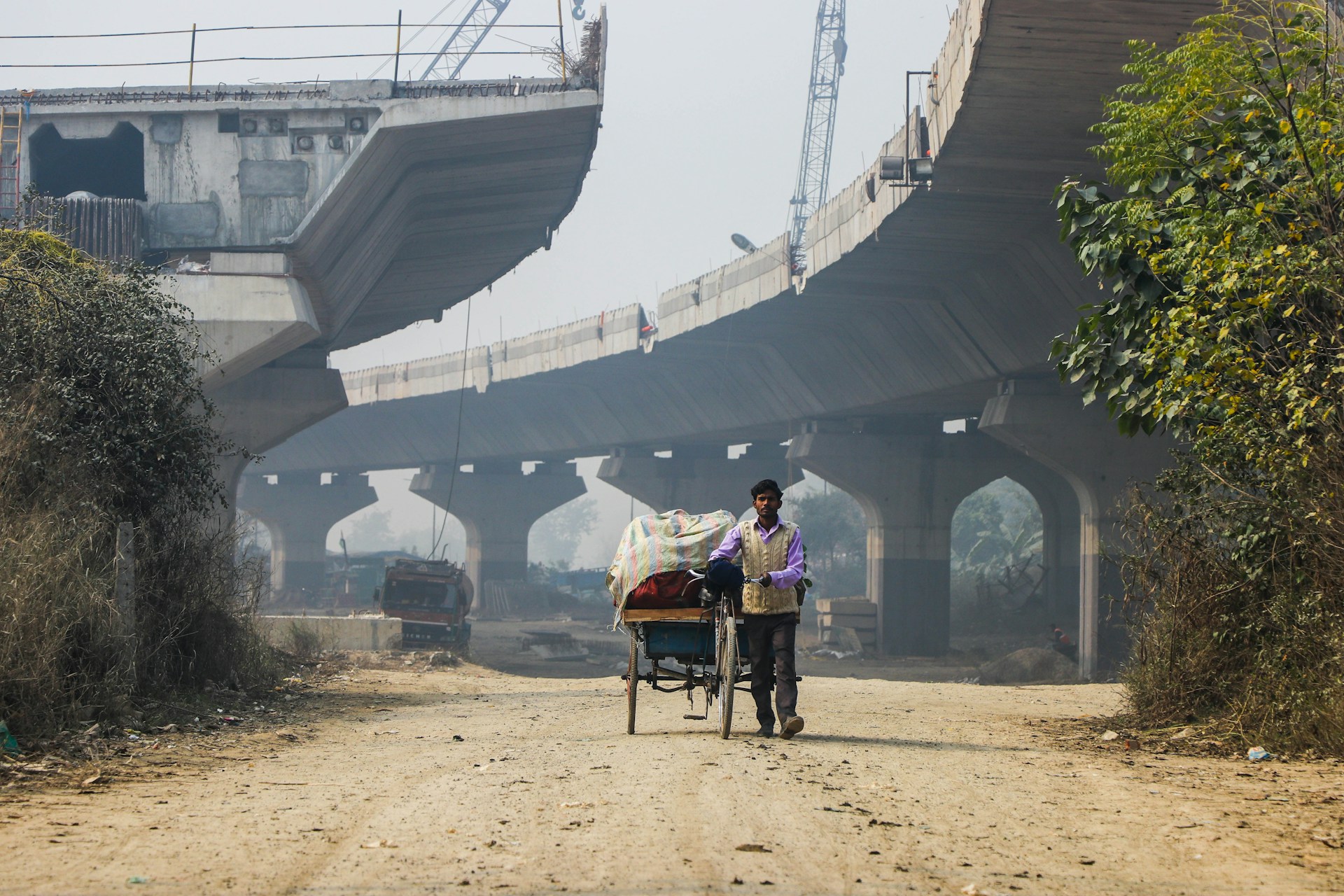 gray computer monitor