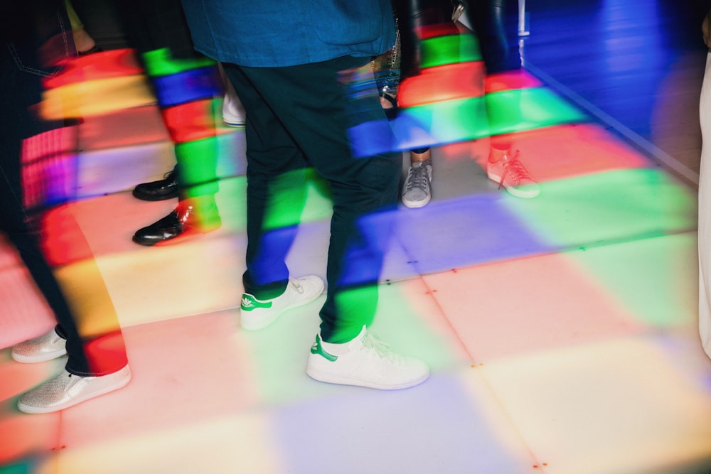 um grupo de pessoas usando sapatos coloridos