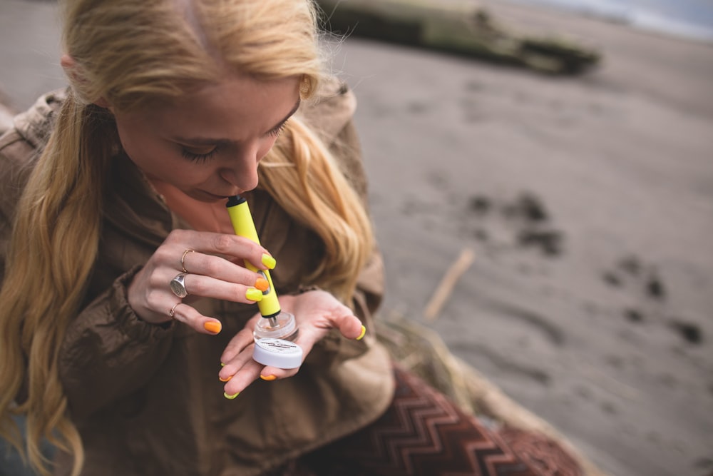 Une femme tenant une bouteille de liquide