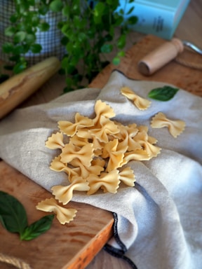pâtes crues disposées sur un torchon blanc dans un restaurant italien.