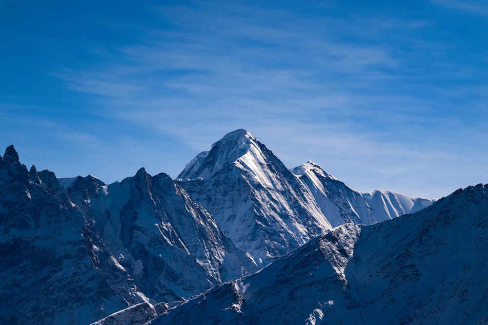 a snowy mountain range