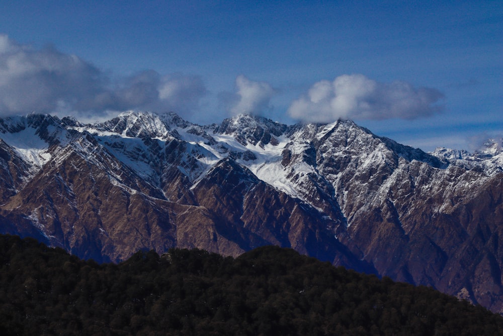 Une chaîne de montagnes enneigée