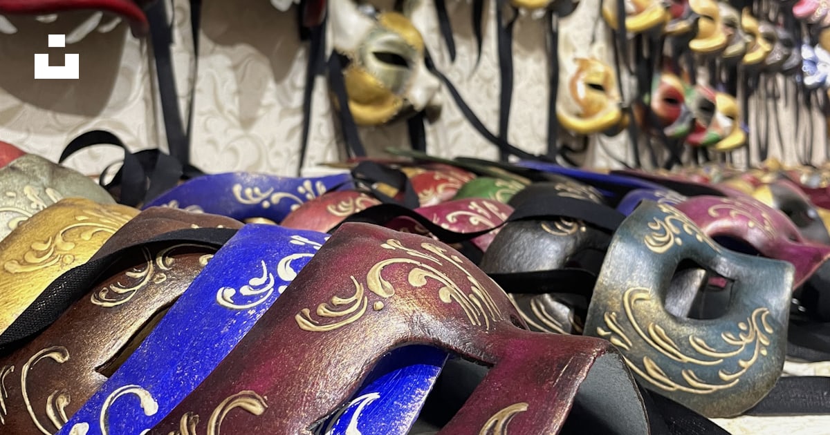 A Group Of Hats Photo Free Venice Image On Unsplash a-group-of-hats-photo-free-venice-image-on-unsplash