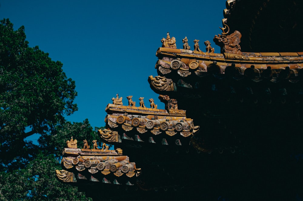 un bâtiment avec des statues sur le toit