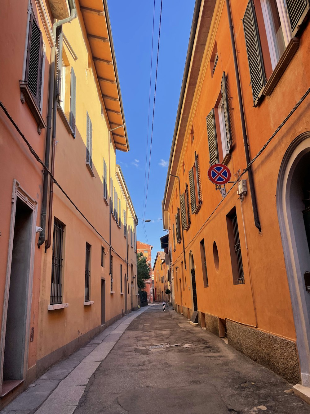 Una calle estrecha con edificios a ambos lados