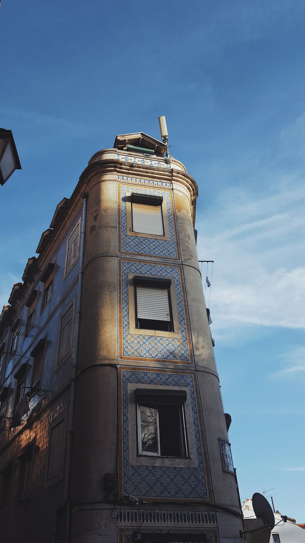 Un grand bâtiment avec fenêtres