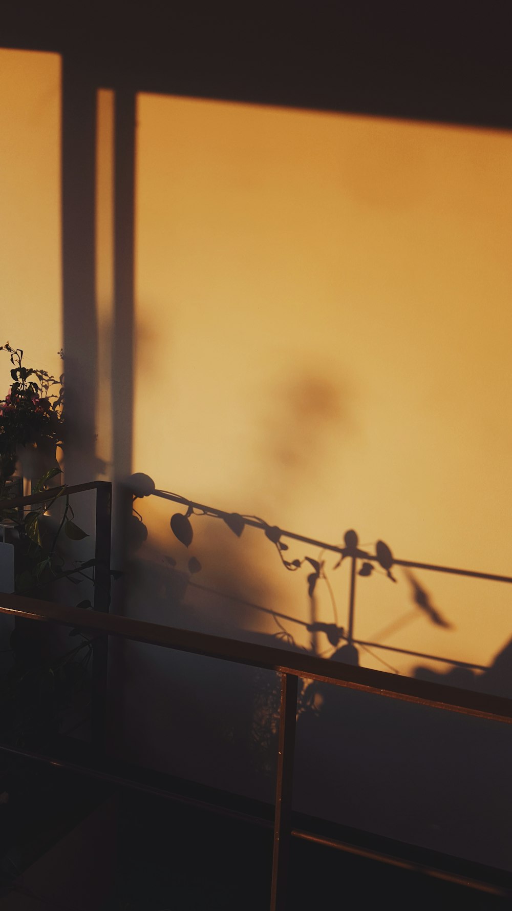 eine Silhouette einer Person auf einem Balkon