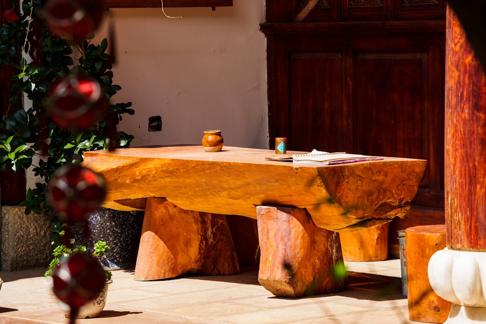 uma mesa de madeira com uma árvore e ornamentos