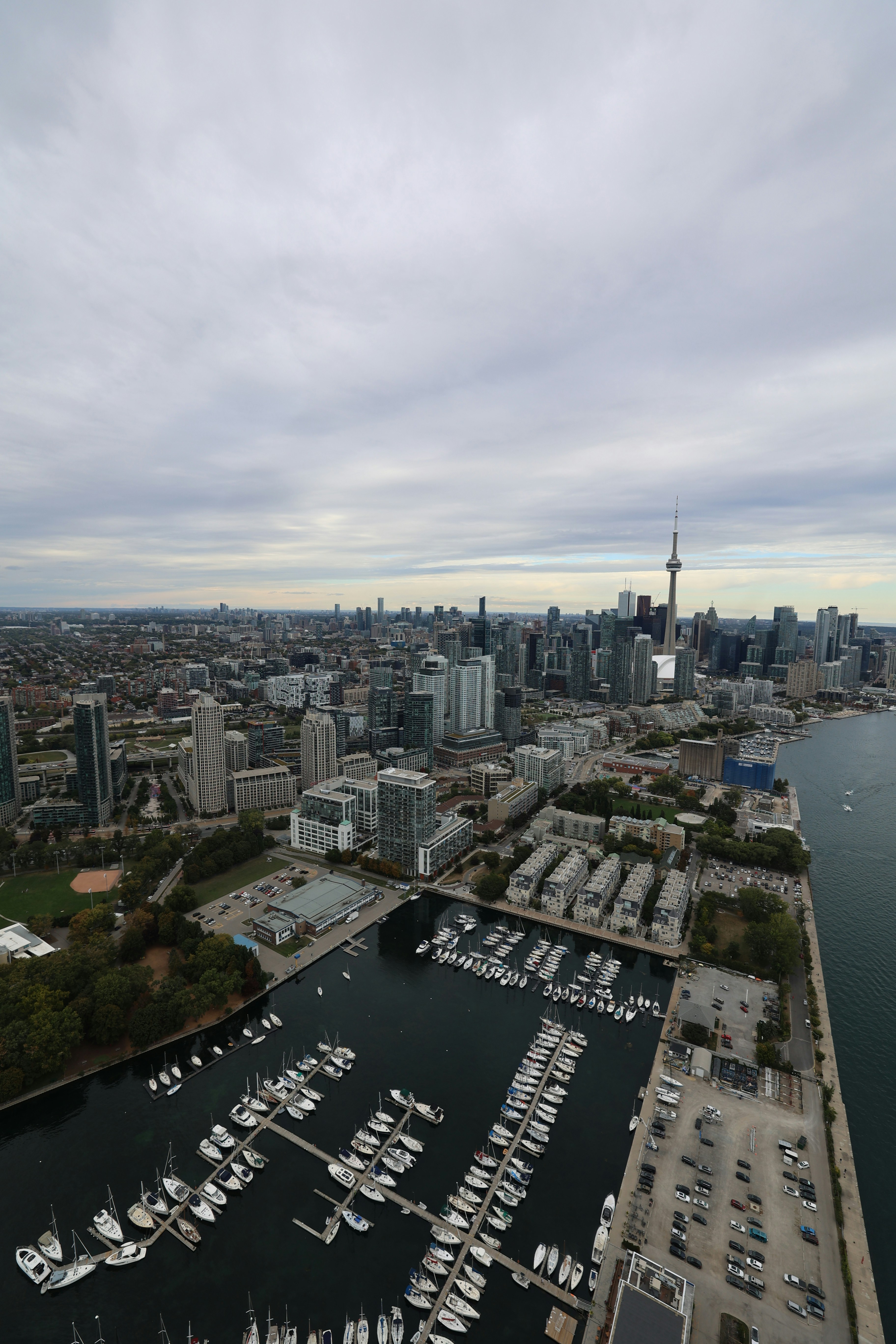 une ville traversée par une rivière