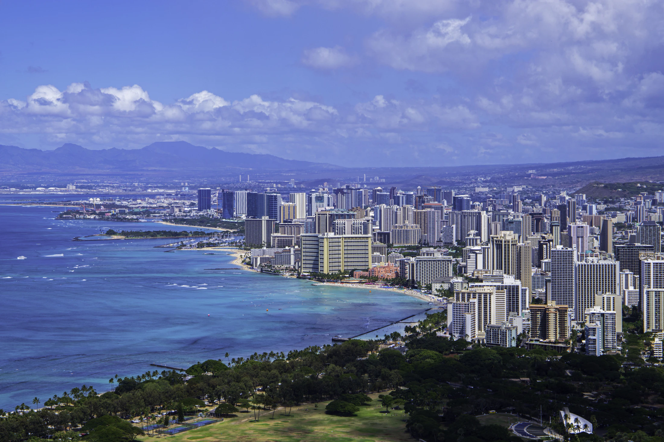 Küstenpanorama von Honolulu mit Hochhäusern, Pazifik und Diamond Head auf Oahu