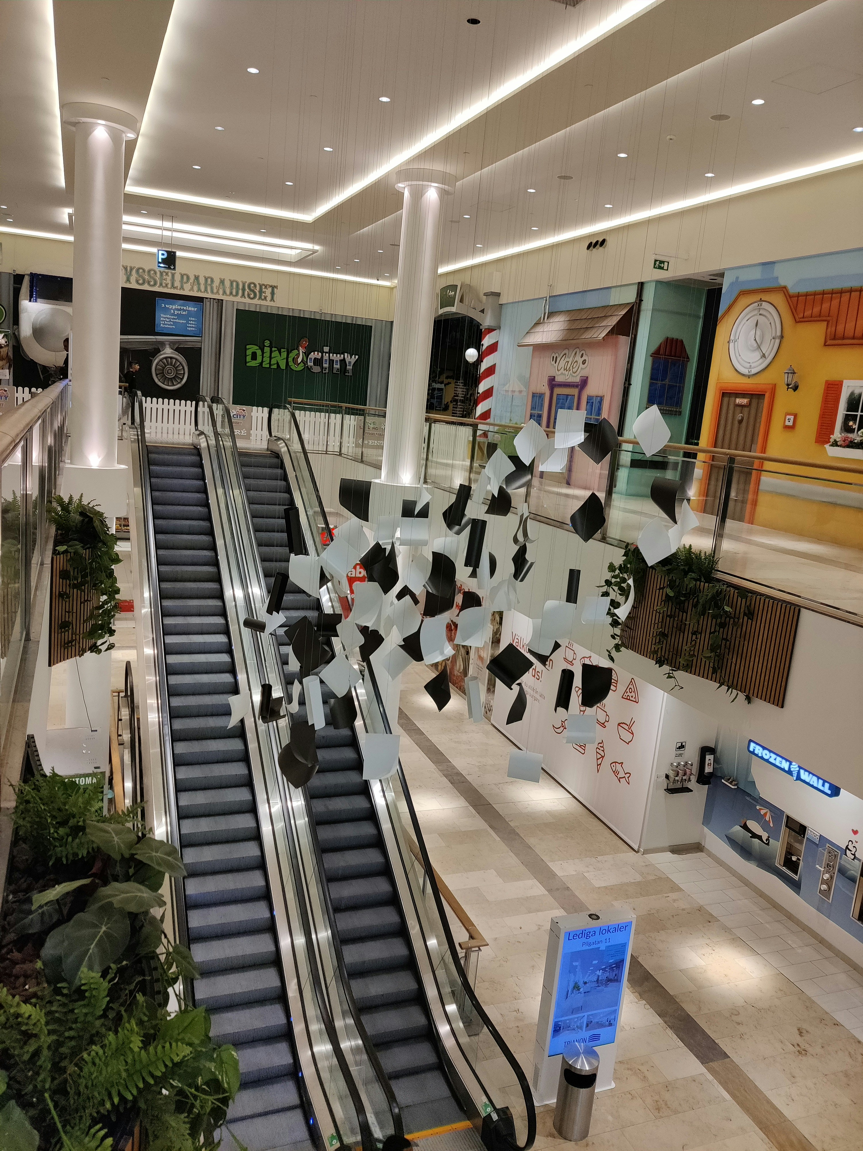 Shopping mall shooting wounds 2, prompts Black Friday evacuation in the Bay Area