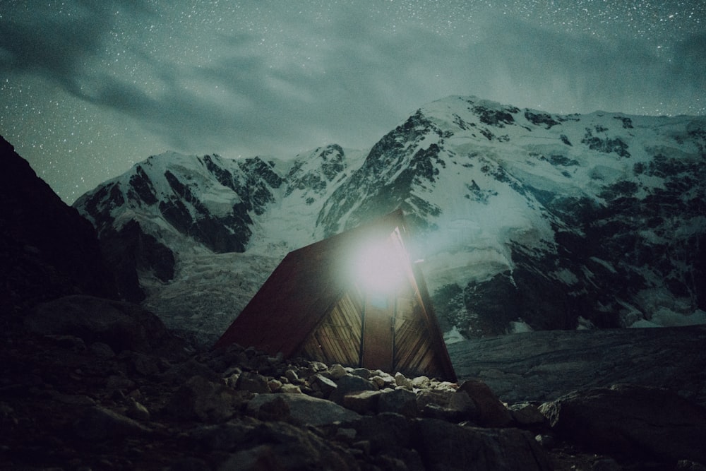 Una vista de una montaña cubierta de nieve