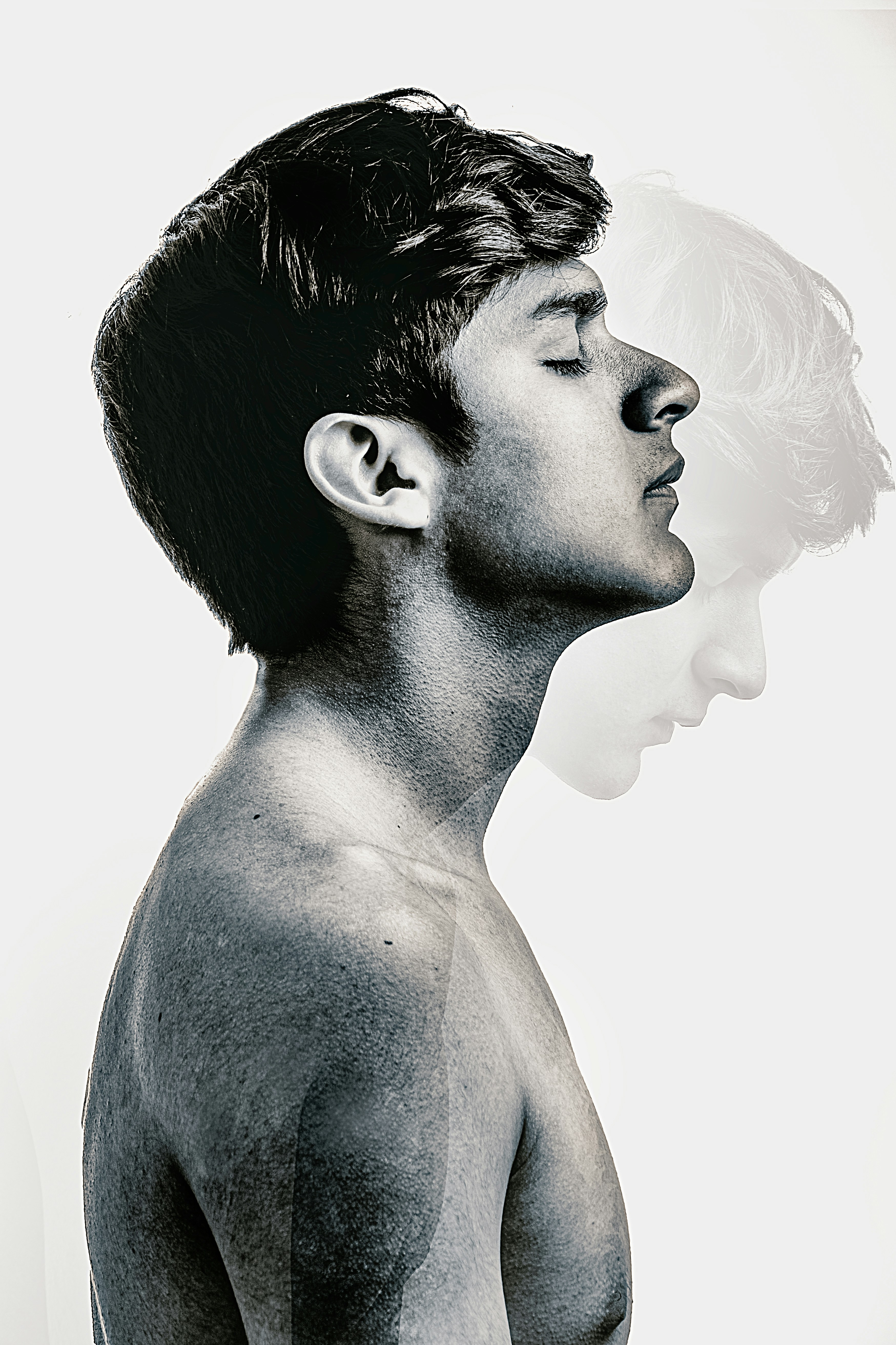 eine Person mit der Hand im Gesicht