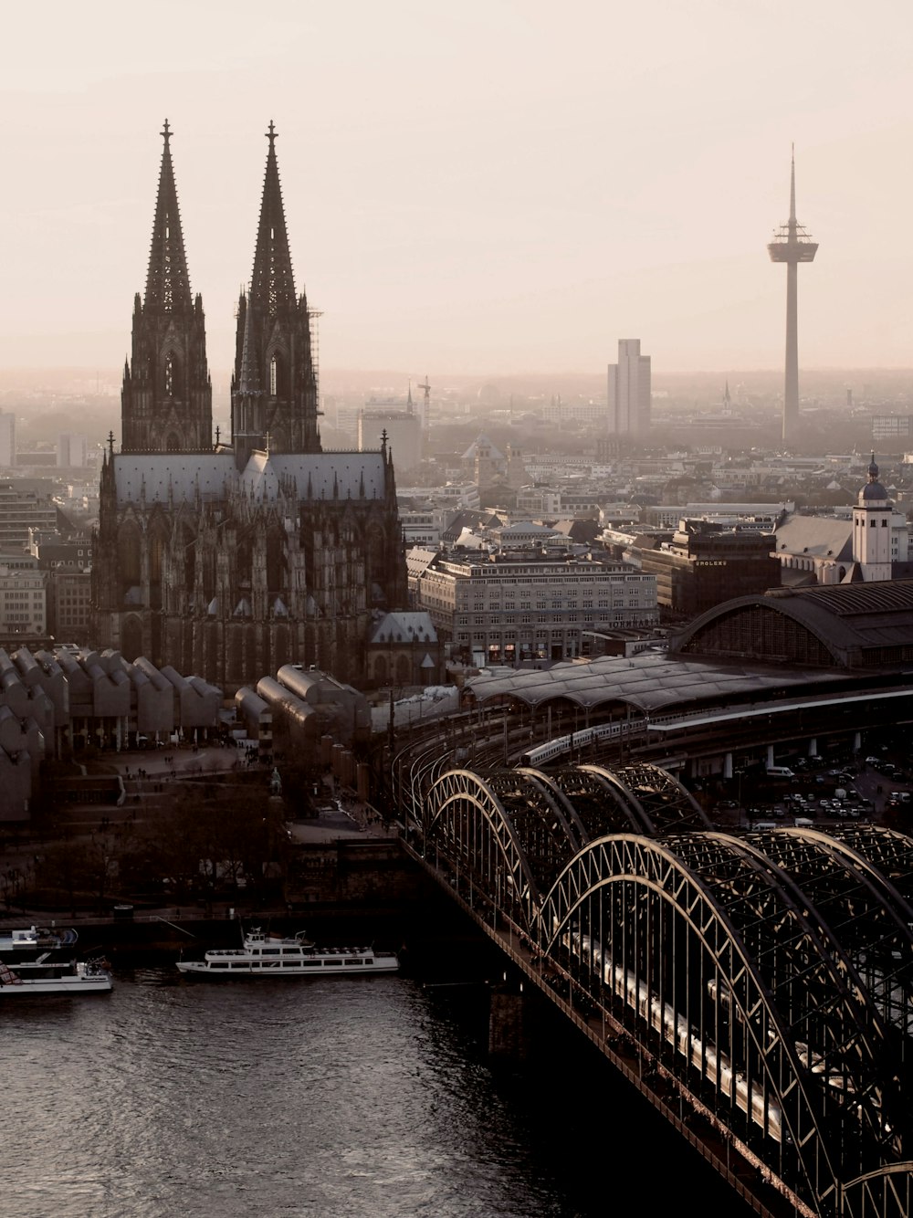 Eine Brücke über einen Fluss mit einer Stadt im Hintergrund