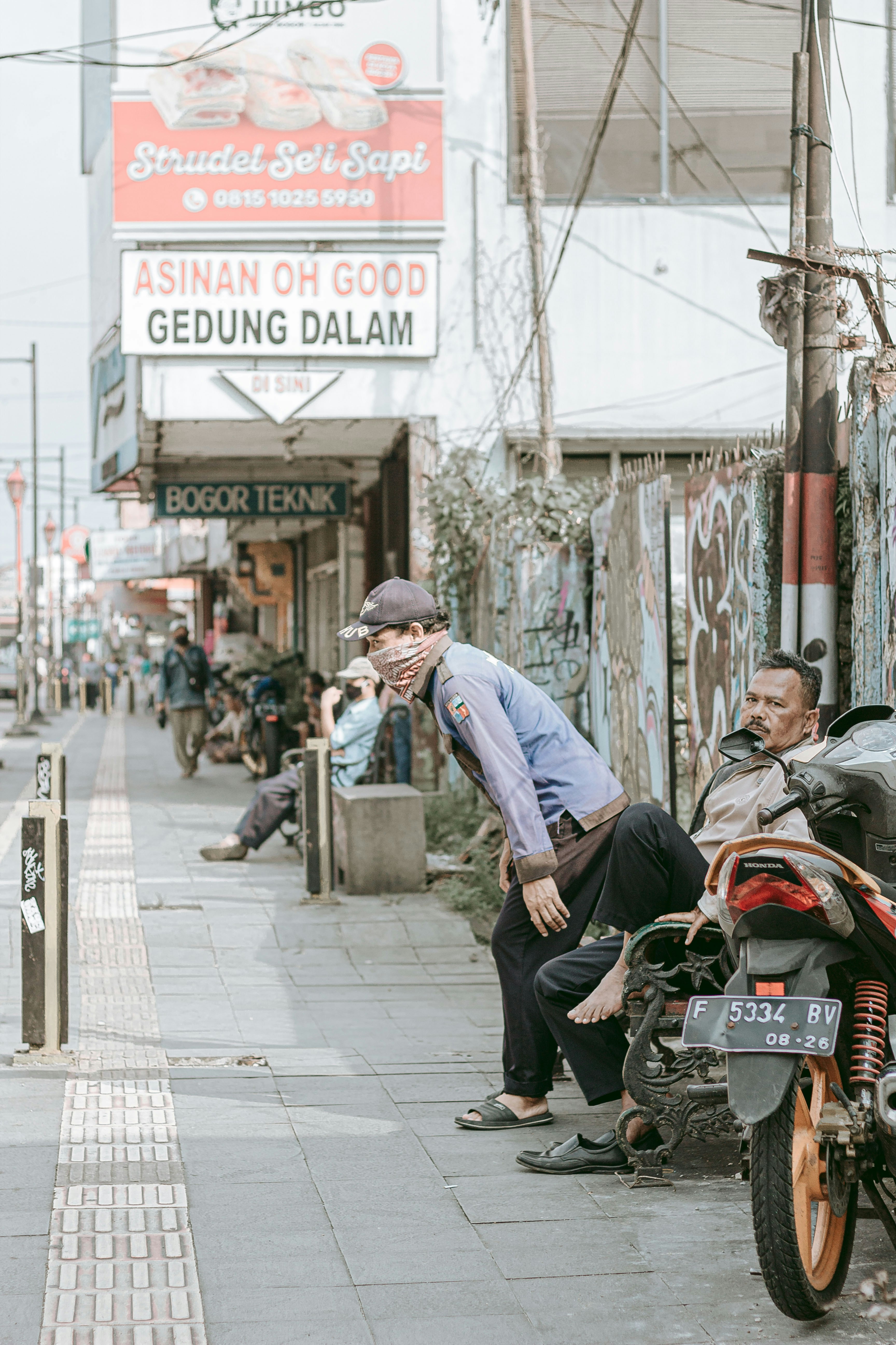seorang pria di atas sepeda motor
