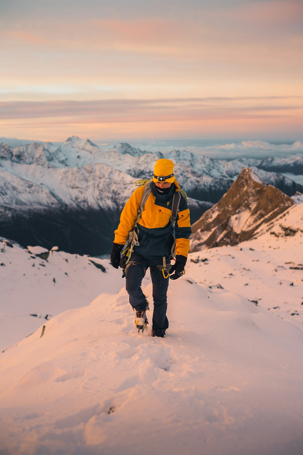 Ein Mann steht auf einem verschneiten Berg