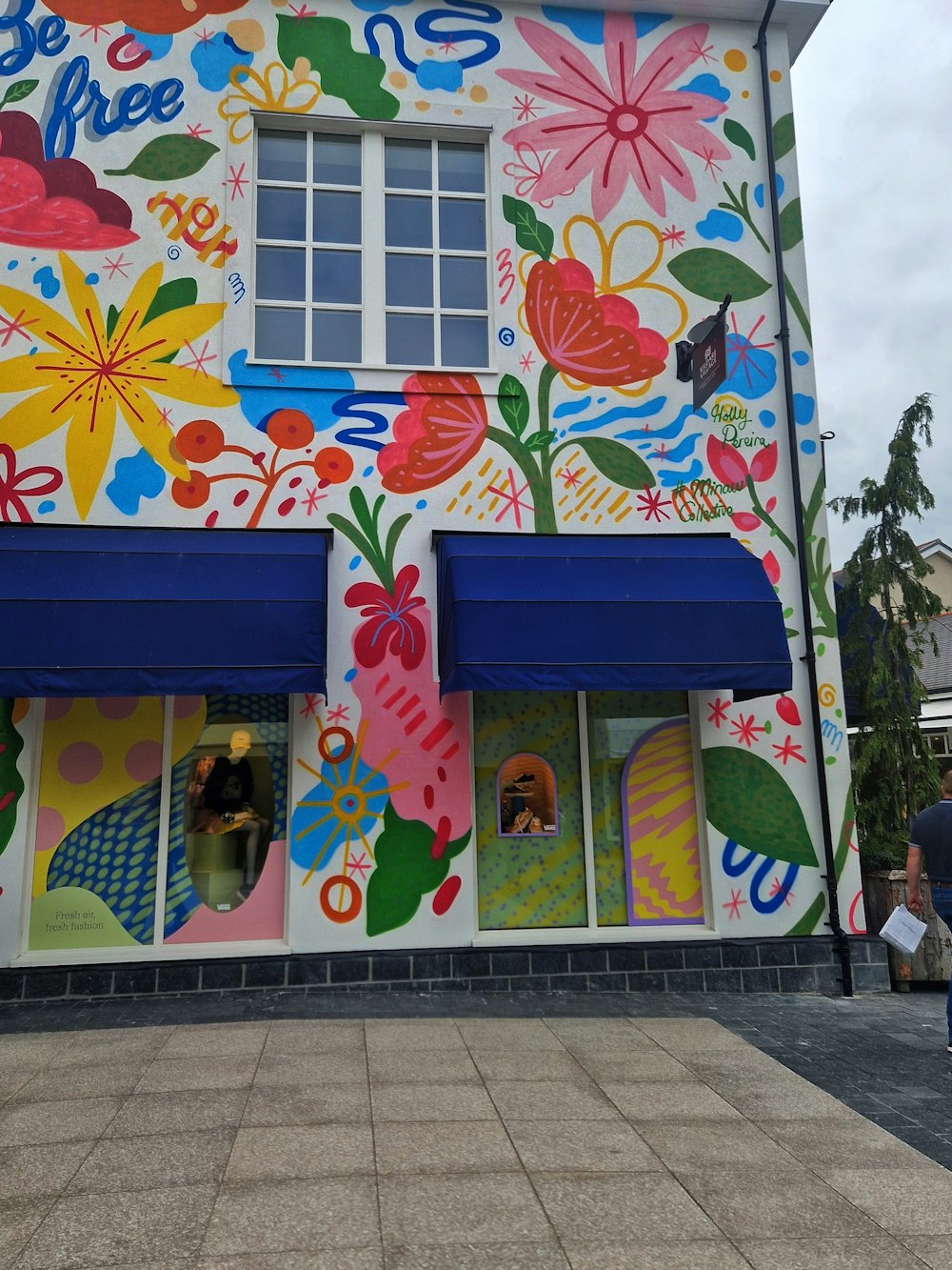 Un edificio colorato con un murale su di esso