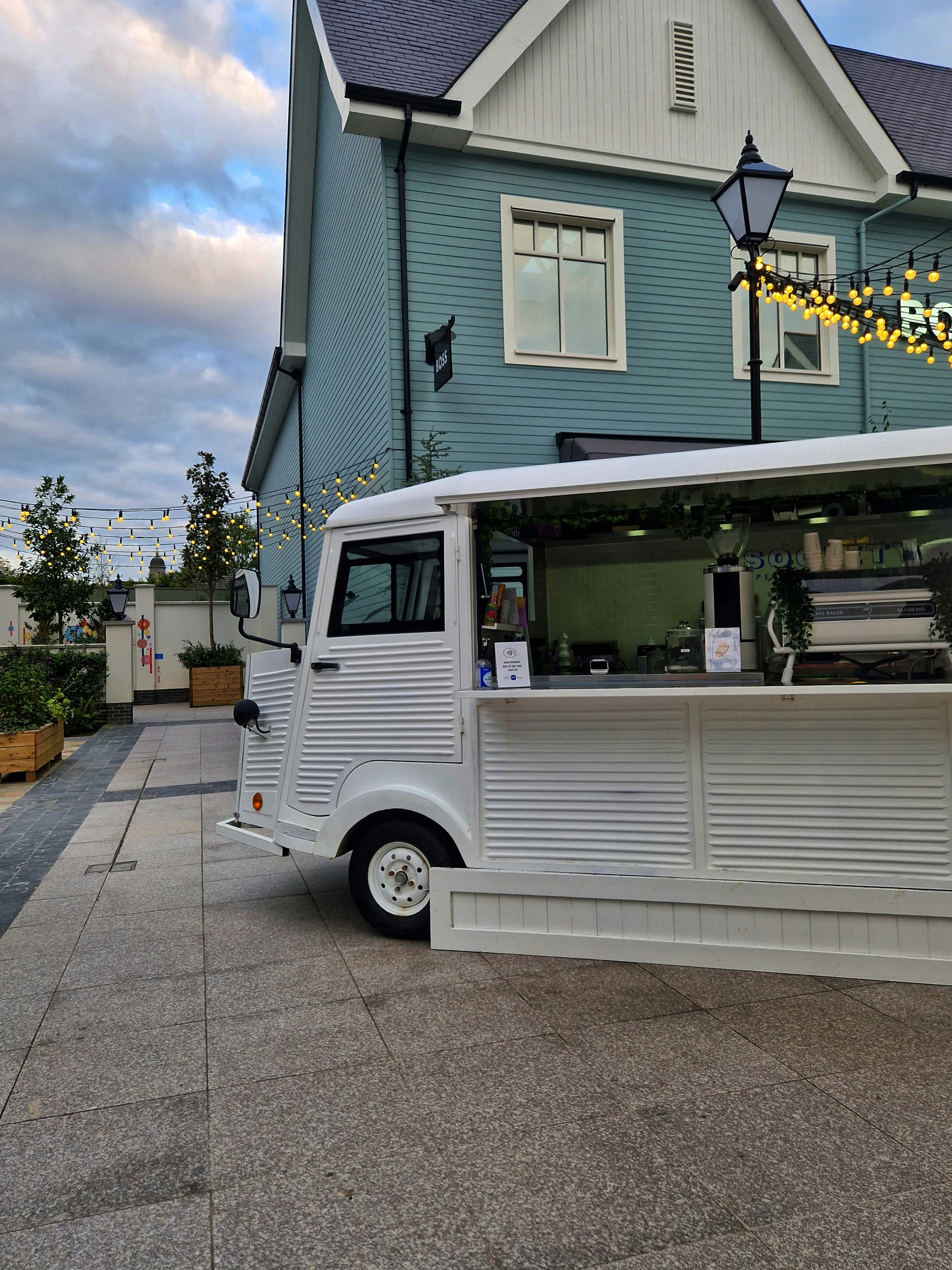 Une blanche garée devant une maison photo Photo Kildare Gratuite sur Unsplash