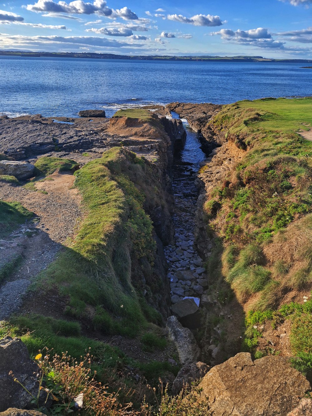 a rocky coast line