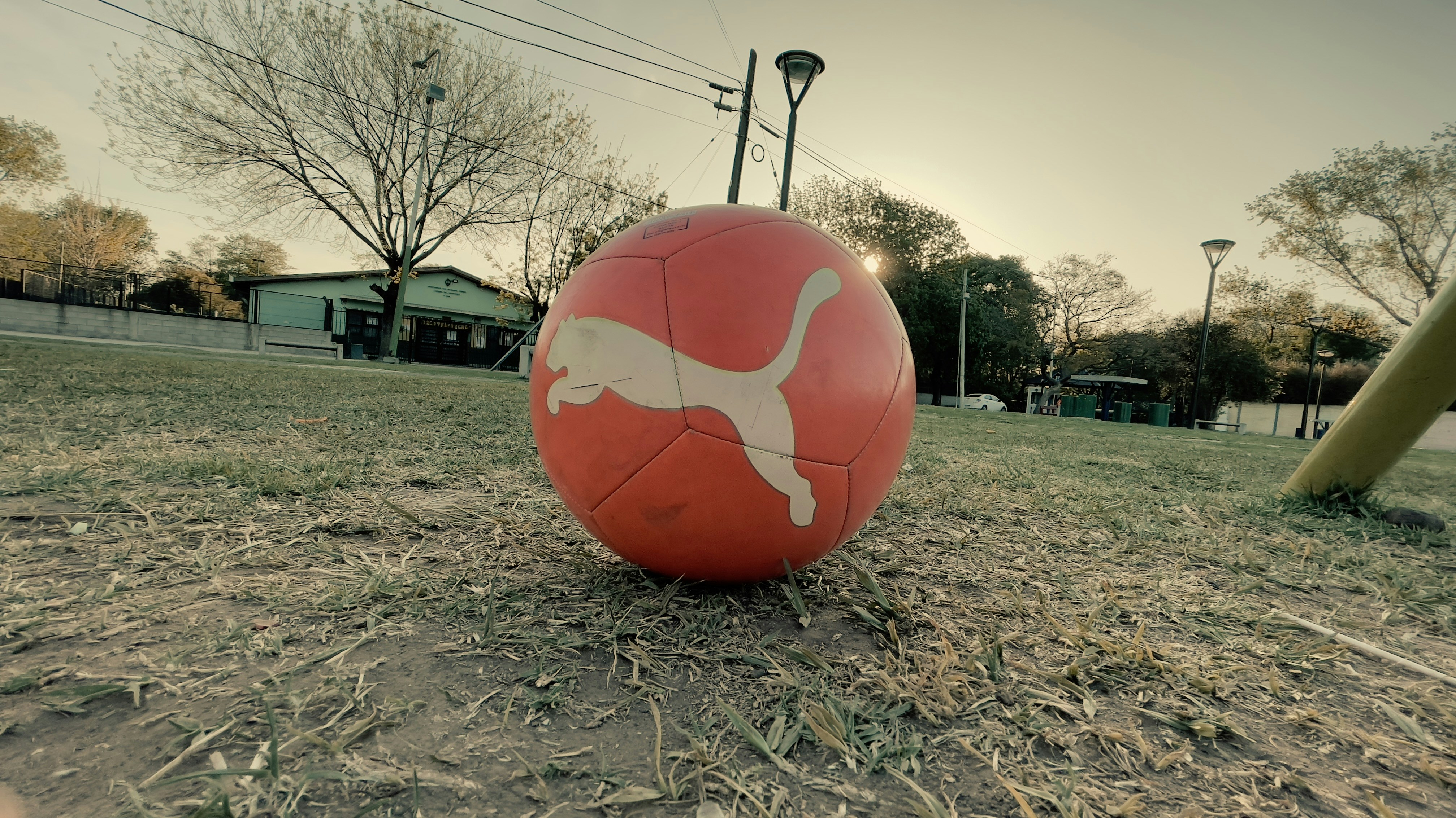 Pelota de futbol en un parque...