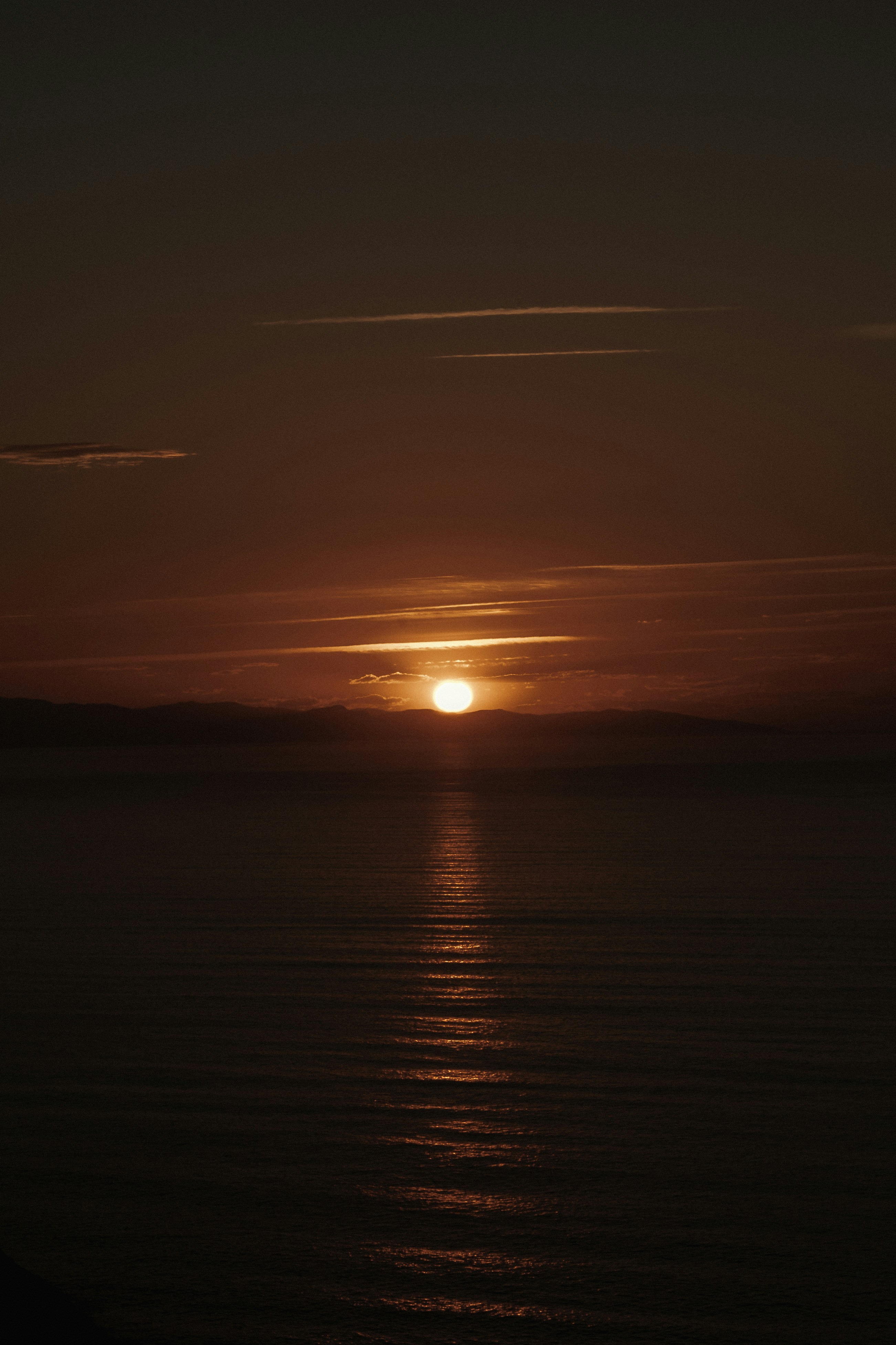 Ein Sonnenuntergang über einem Gewässer