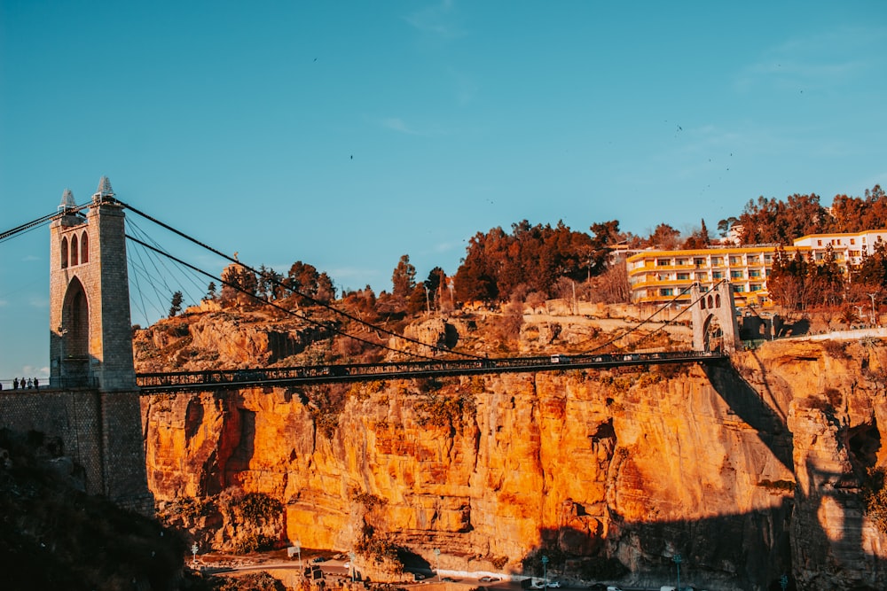 un pont de pierre avec un bâtiment de l’autre côté