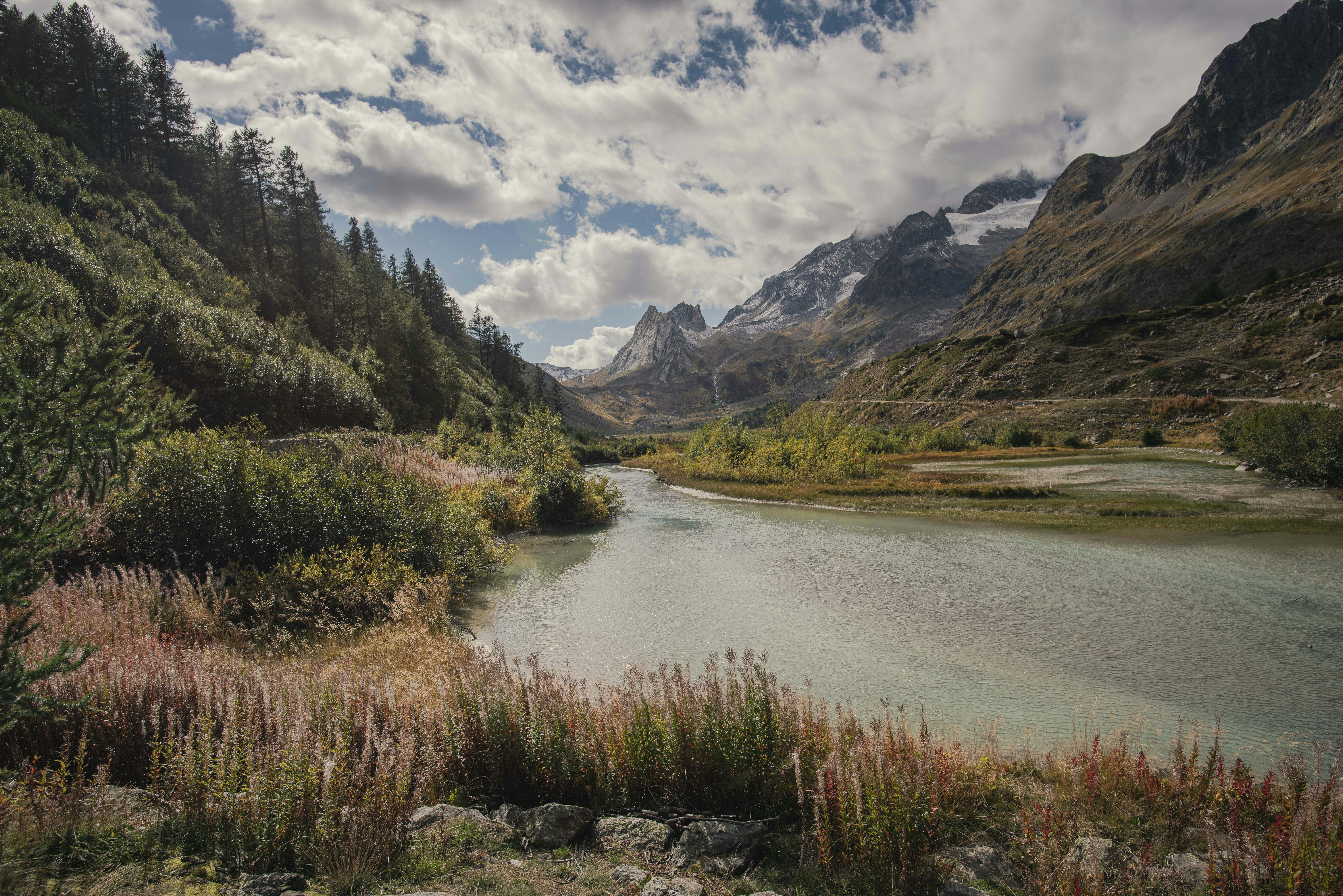 Ein Fluss, der durch ein Tal zwischen Bergen fließt
