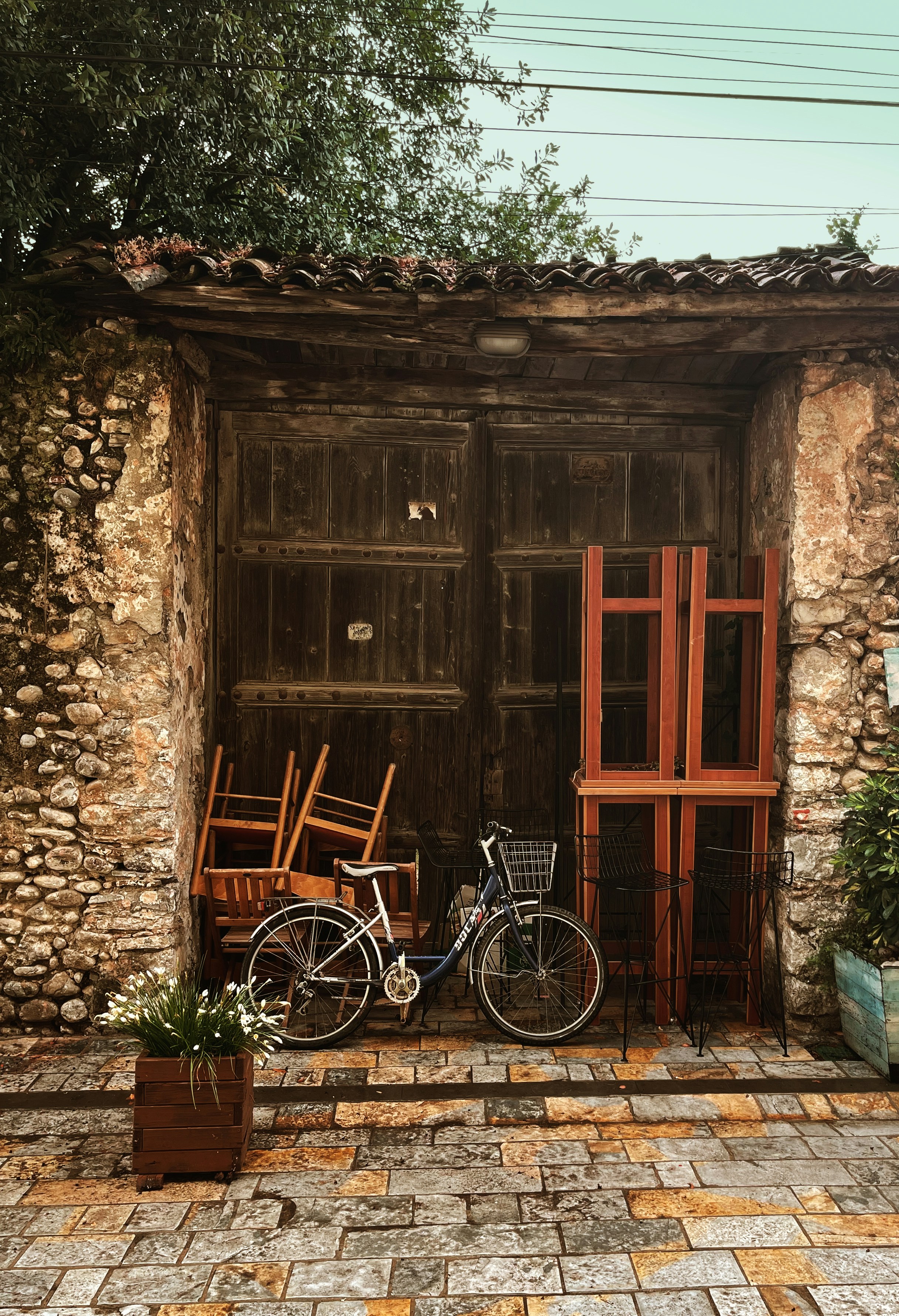 un vélo garé à l’extérieur d’un bâtiment