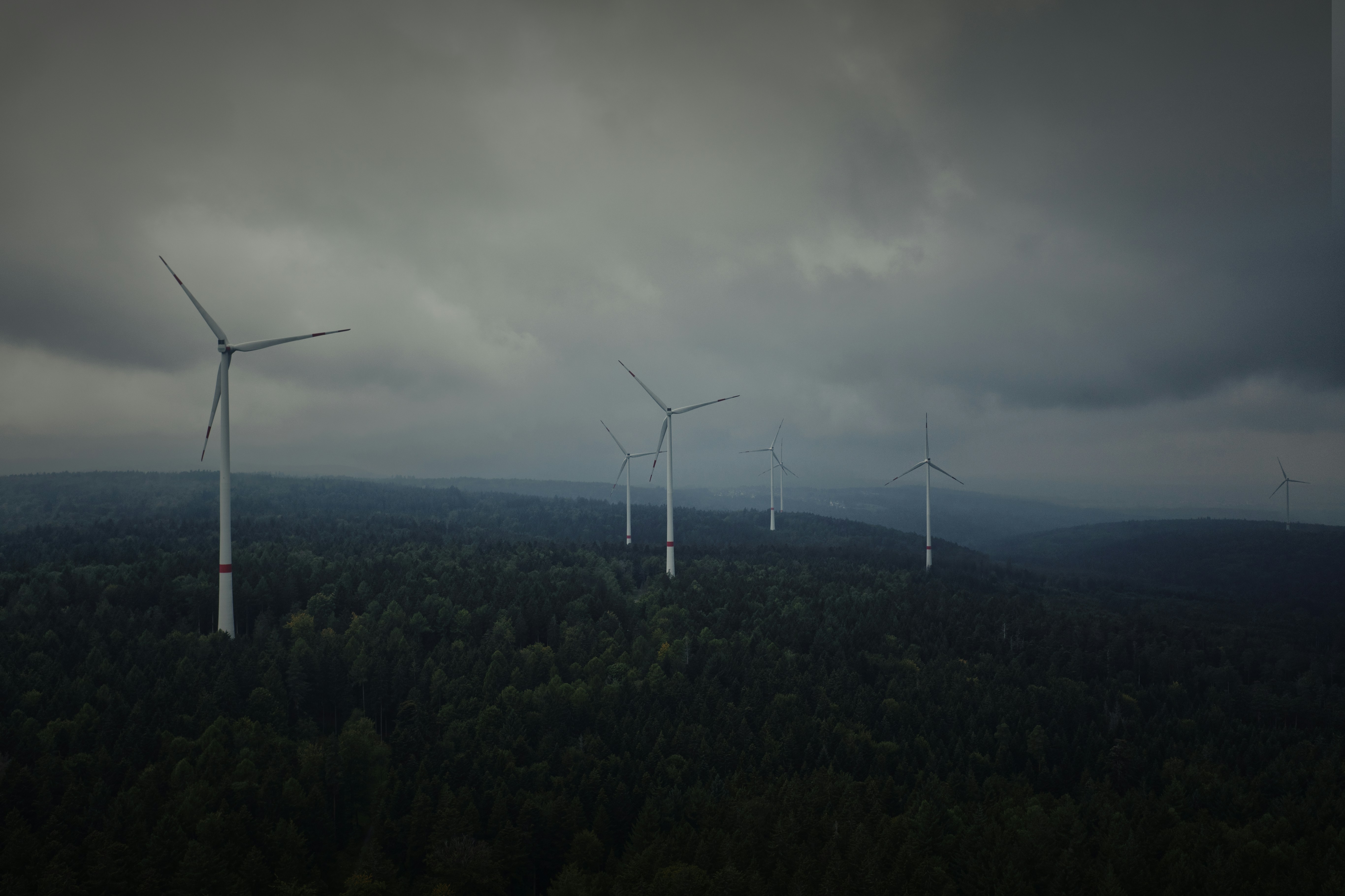 photo 1664408763928 efbce49f7857?crop=entropy&cs=tinysrgb&fit=max&fm=jpg&ixid=M3w1MjQ0NjR8MHwxfHNlYXJjaHwzfHxEcm9uZSUyMGluJTIwd2luZHxlbnwwfDB8fHwxNzQzMjIxNDA3fDA&ixlib=rb 4.0