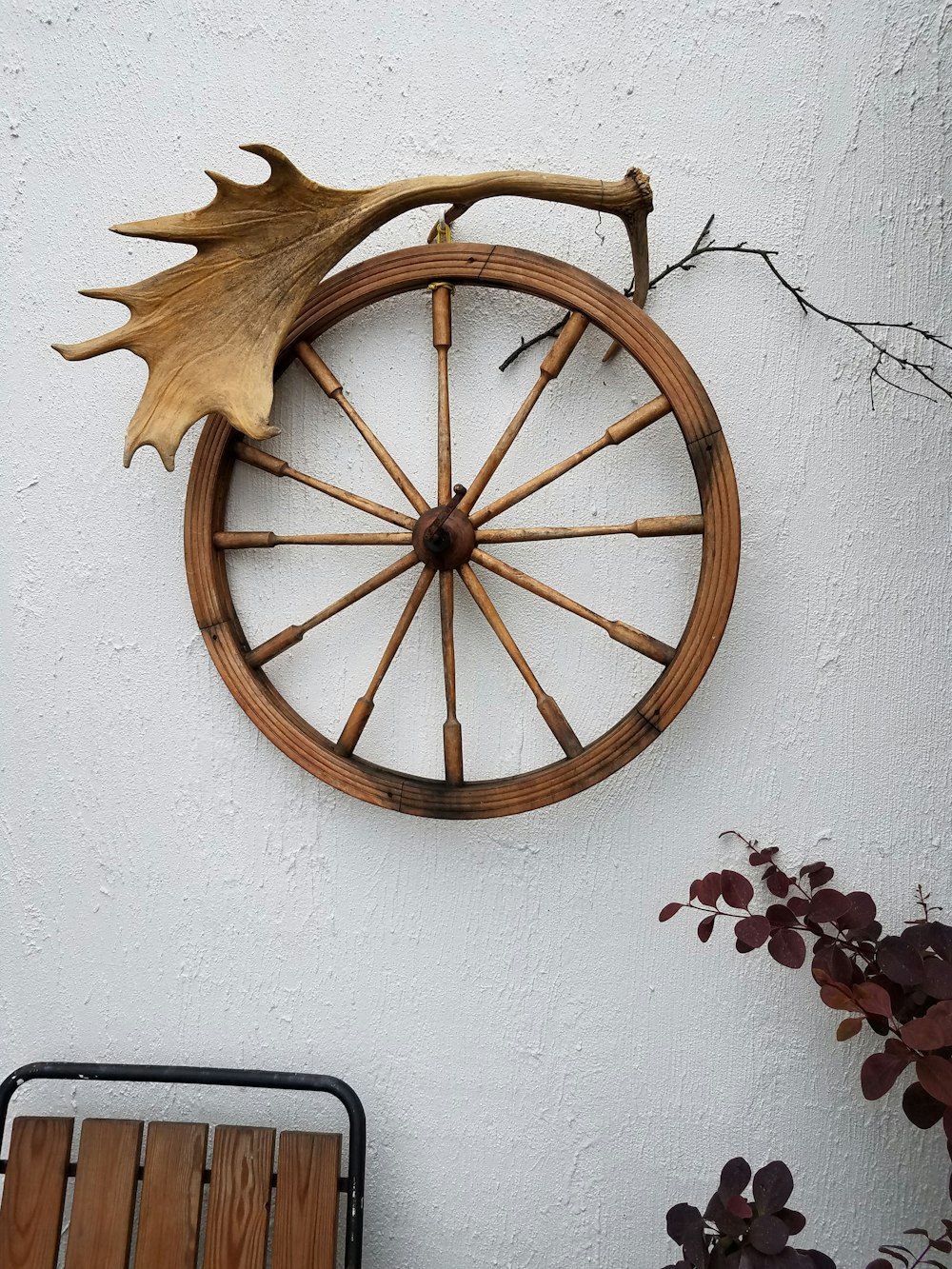 a wooden wheel with a wooden handle