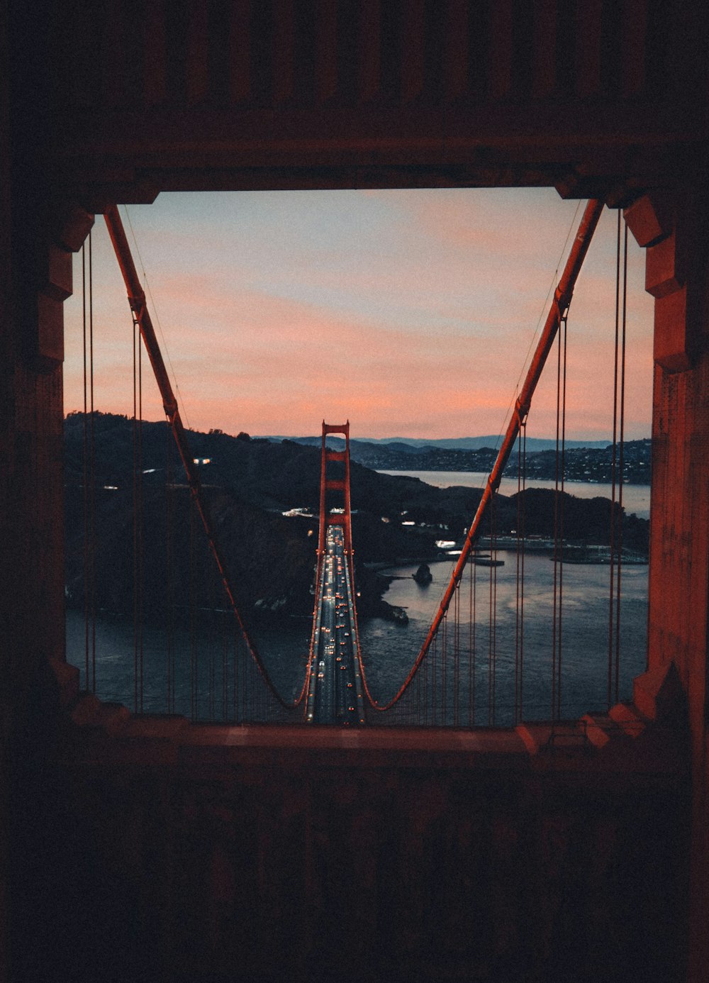 uma vista de uma ponte ao pôr do sol