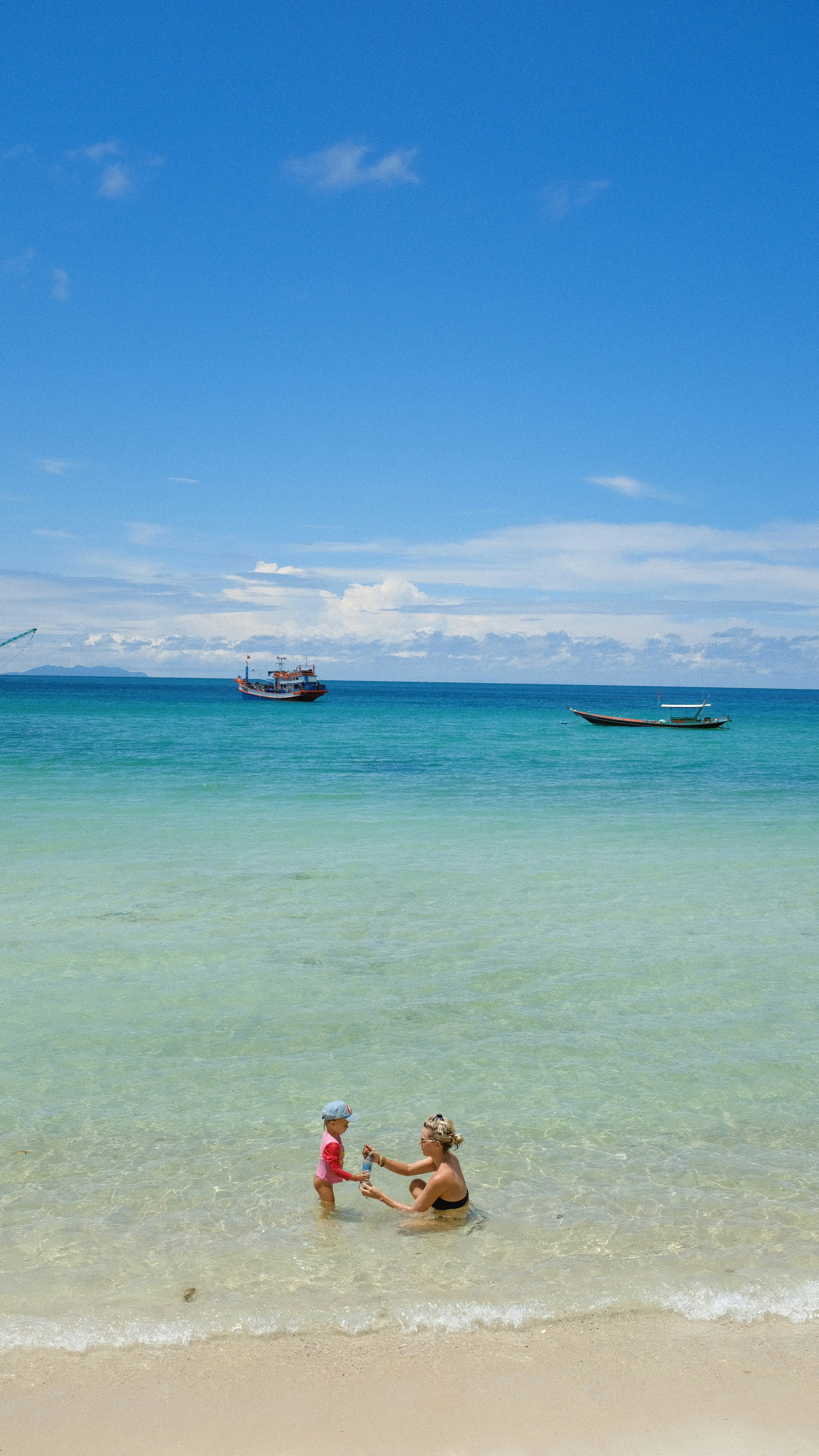 물 속에있는 두 사람