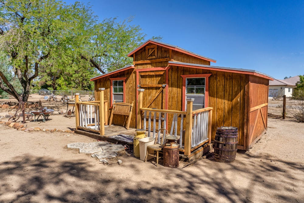 una pequeña casa de madera