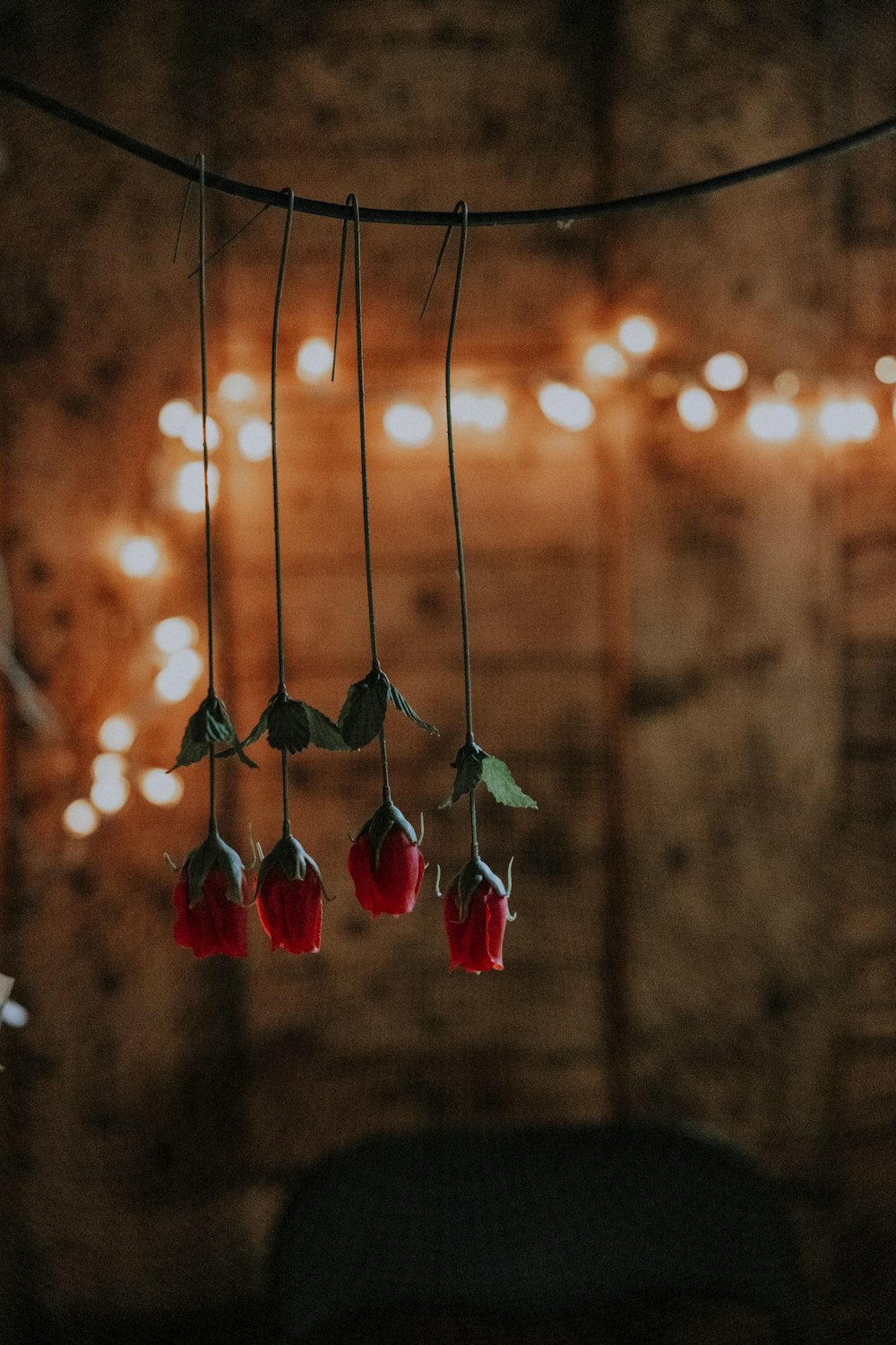 Une chaîne de lanternes rouges d’une ficelle