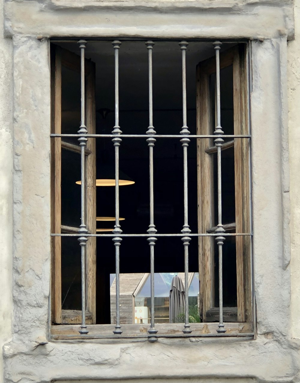 une fenêtre avec des barreaux