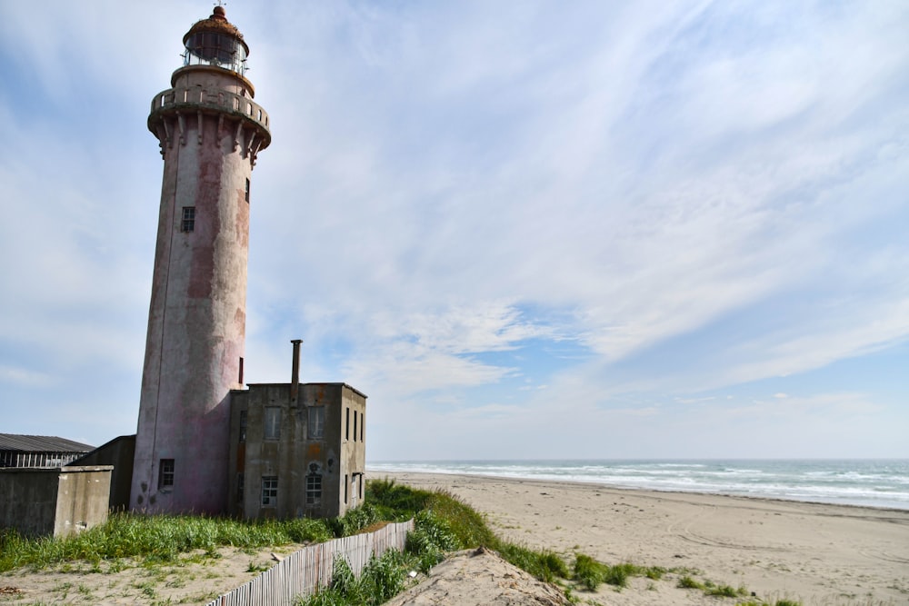 Un faro su una spiaggia