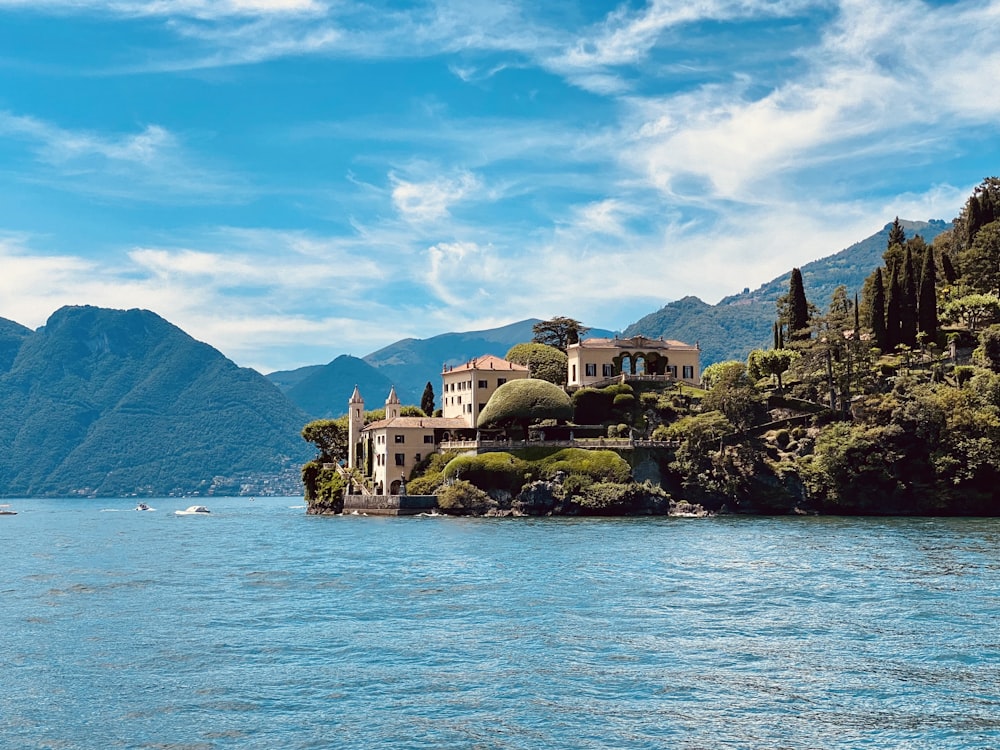 a small island with Villa del Balbianello on it