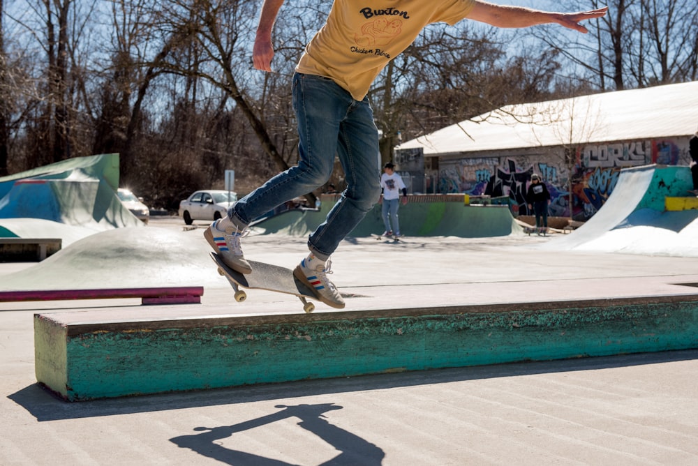 Un uomo che fa un trucco su uno skateboard