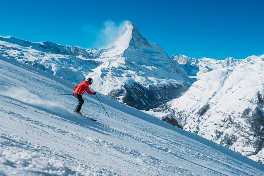 Un esquiador bajando una pendiente