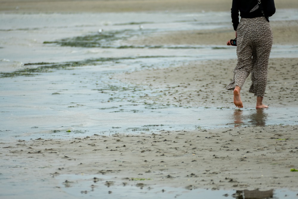 uma pessoa andando em uma praia